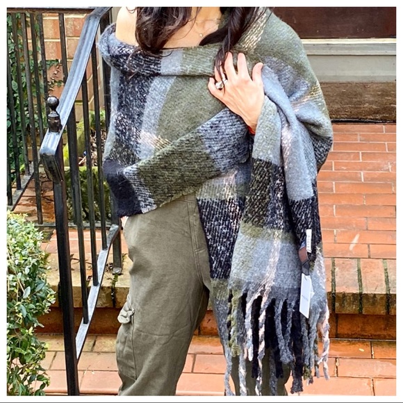 Gorgeous soft oversized plaid Blanket fringe scarf - Picture 2 of 7